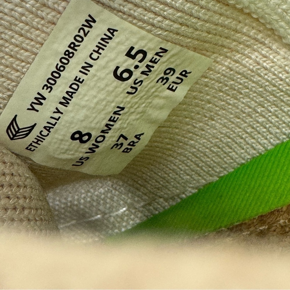 Cariuma OCA Low Canvas Sneaker in Rose Red 8 - Picture 10 of 10